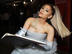 Ariana Grande Cerita Ada Paparazi Terbang Kala Syuting Wicked