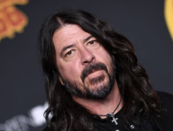 Mantan Pacar Bongkar Tabiat Selingkuh Dave Grohl dari Dulu