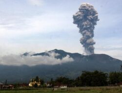 Gunung Marapi Erupsi, Lontarkan Abu Vulkanik 800 Meter