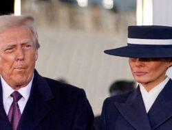 Tingkah Melania di Pelantikan Trump Disebut Netizen Mirip Lady Danbury