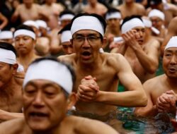 Ritual Mandi Air Es di Jepang Sambut Tahun Baru