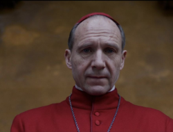 Conclave Bencana Banjir Pujian Kritikus: Penampilan Wahid Ralph Fiennes
