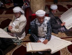 Umat Muslim Khusyuk Tadarus Saat Ramadan di Masjid Tertua Yaman