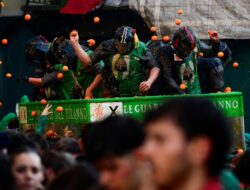 Ribuan Orang Ramaikan Kearifan Lokal Pertempuran Jeruk di Ivrea Italia