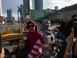 Keliling Jakarta Naik Kendaraan Bus Atap Terbuka