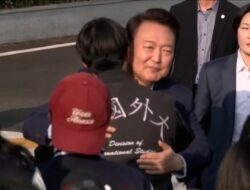 Kala Yoon Suk Yeol Berpisah dengan Pendukung usai Dimakzulkan