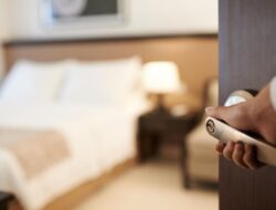 Tips Resepsionis untuk Tamu Hotel: Jangan Terlambat Saat Check-in