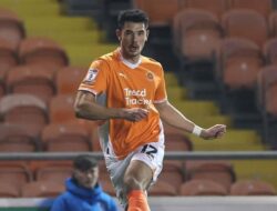 3 Pelepas Stres Elkan Baggott di Sepak Bola