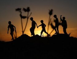 Kaki-kaki Kecil di Semburat Mentari