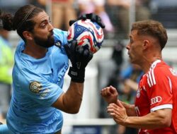 Bela-belain Cuti Kerja, Penjaga gawang Auckland Dibobol Munchen 10 Gol
