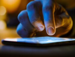 Manfaat Setel Fitur Dark Mode di HP