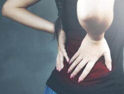 Sering Dilakukan, Kebiasaan Ini Bisa Picu Saraf Kejepit pada Remaja