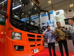 Kolaborasi Isuzu dan Transjakarta dengan Penyerahan 53 Unit ELF NQR B