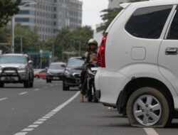 9 Langkah Ganti Ban Kendaraan Pribadi Sendiri, Tak Wajib Panik Bocor di Jalan