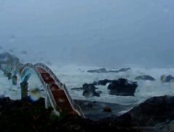 Topan Podul Terjang Taiwan Bikin Warga Ketar-ketir