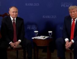 Muka Bingung Putin Dihujani Pertanyaan Pertempuran di Ukraina