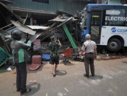 Kendaraan Bus Transjakarta Tabrak Toko di Jaksel, Satu Orang Luka-luka