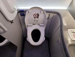 Toilet Pesawat Rusak, Urine Kotori Lantai dan Penumpang BAB di Celana