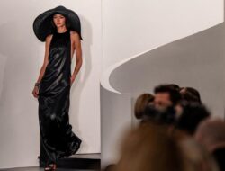 Merah Hitam Putih Tajam di Koleksi Musim Semi Ralph Lauren