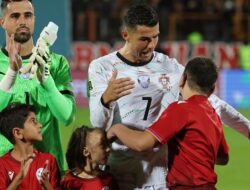 Momen Menyentuh Ronaldo Hibur Bocah Maskot yang Menangis