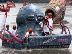 Perayaan Seni Perahu Cinta Lingkungan di Sungai Ciliwung