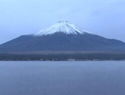 Hujan Salju di Gunung Fuji Lebih Lambat 21 Hari