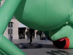 Balon Raksasa Kermit Muncul di Antara Butik Mewah Paris
