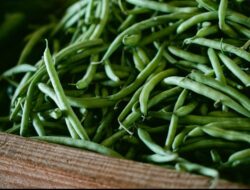 Mana yang Lebih Menyehatkan, Mengukus atau Merebus Sayur?