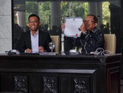 Bantah Tuduhan Palsu, Arsul Sani Pamerkan Foto Wisuda & Ijazah Asli