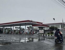 Imbas Bencana Banjir, Warga Medan Beli Bensin Eceran Rp50 Ribu per Liter