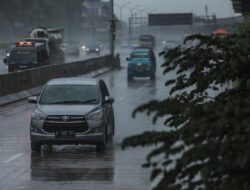 Perhatikan 4 Hal Ini Sebelum Liburan Naik Kendaraan Pribadi Saat Musim Hujan