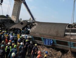 Crane Timpa Kereta Thailand Tewaskan 22 Orang