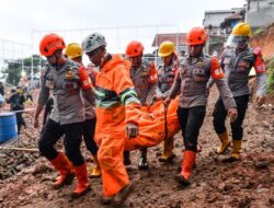 Evakuasi Jenazah Korban Longsor di Jatinangor
