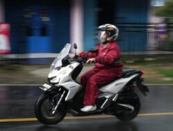 Barang-barang yang Harus Dibawa Pemotor Saat Hujan Sering Turun