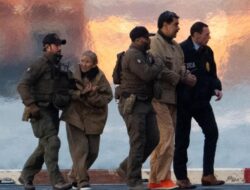 Penampakan Maduro Digiring Hadiri Sidang Perdana di AS