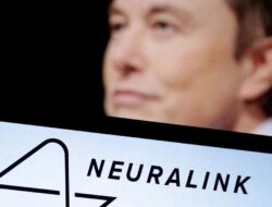 Elon Musk Bongkar Rencana Produksi Massal Chip Otak Neuralink di 2026