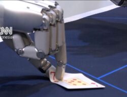 Momen Robot Humanoid Pamer Skill Main Kartu di Ajang CES 2026