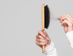 7 Kebiasaan yang Menyebabkan Rambut Rontok, Jangan Anggap Sepele