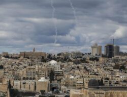 Israel Terus Dihantam Gelombang Rudal Iran, 1 Orang Tewas di Tel Aviv