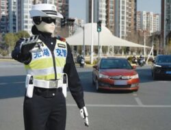 Atur Lalu Lintas, China Resmi Terjunkan Robot Polisi di Jalan